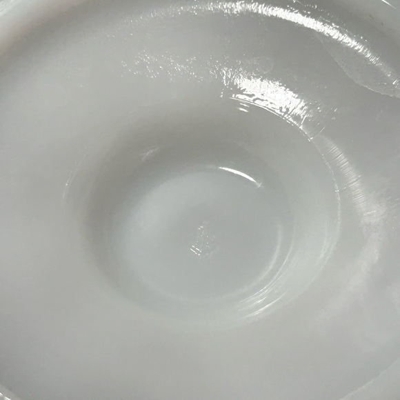 VINTAGE ANCHOR HOCKING PANELED FOOTED GRAPEVINE WHITE MILK GLASS BOWL DISH - Picture 6 of 6